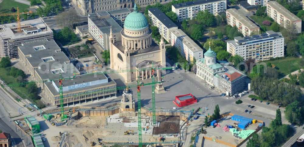 Aerial photograph Potsdam - Blick auf die Baustelle des Potsdamer Stadtschlosses am Alten Markt. Der Neubau des Brandenburger Landtages auf dem Gelände des Stadtschlosses gegenüber der Fachhochschule Potsdam und die St. Nikolaikirche erfolgt durch die BAM Deutschland AG. View of the construction site of the Potsdam Stadtschloss at the Old Market. In the background is the University of Applied Sciences Potsdam and St. Nikolai Church. Building contractors company: BAM Deutschland AG