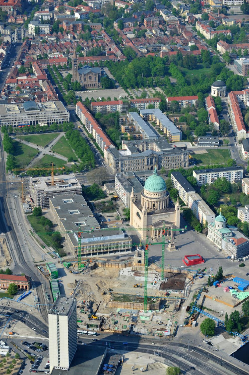 Potsdam from above - Blick auf die Baustelle des Potsdamer Stadtschlosses am Alten Markt. Der Neubau des Brandenburger Landtages auf dem Gelände des Stadtschlosses gegenüber der Fachhochschule Potsdam und die St. Nikolaikirche erfolgt durch die BAM Deutschland AG. View of the construction site of the Potsdam Stadtschloss at the Old Market. In the background is the University of Applied Sciences Potsdam and St. Nikolai Church. Building contractors company: BAM Deutschland AG