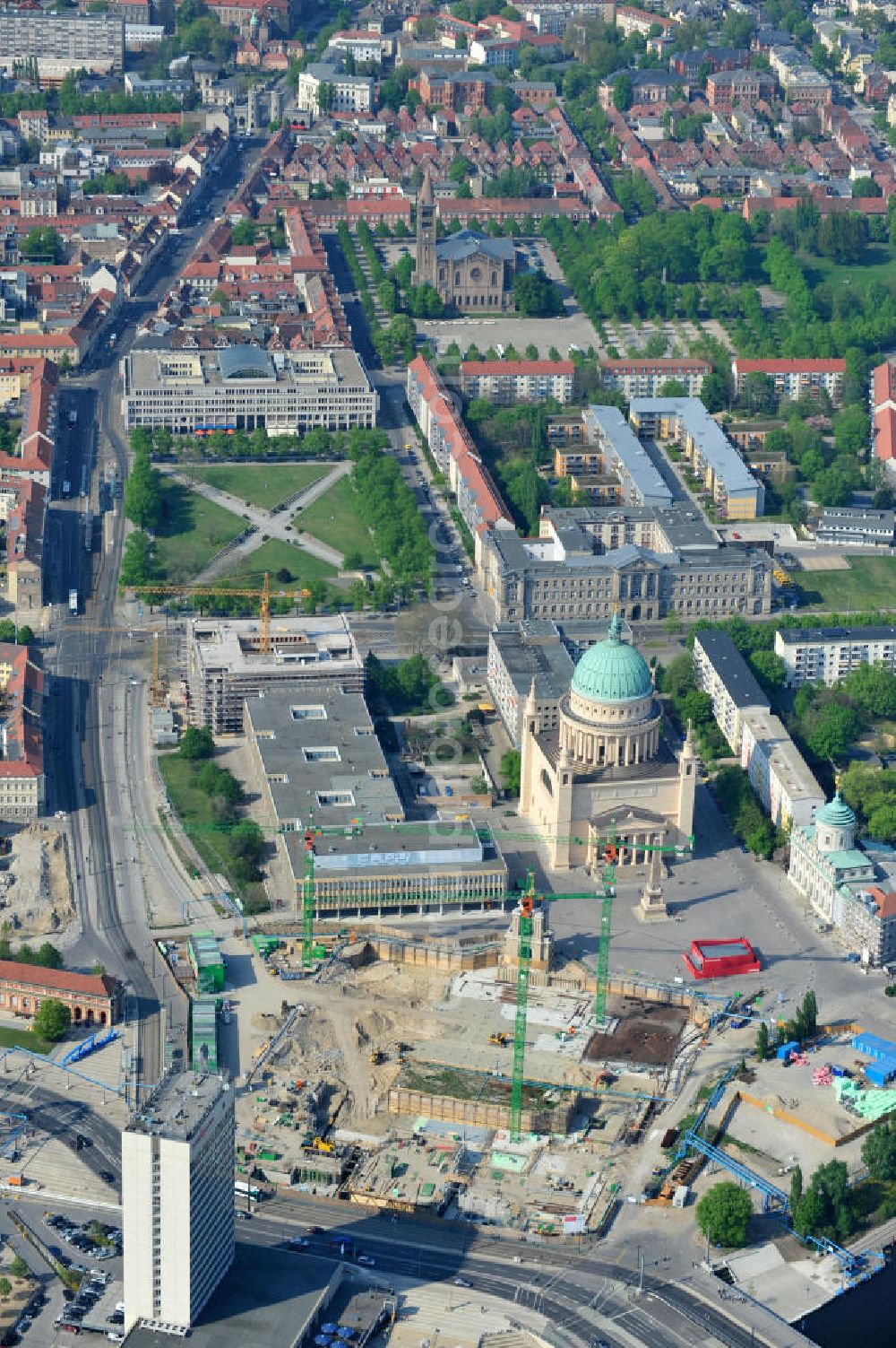 Potsdam from the bird's eye view: Blick auf die Baustelle des Potsdamer Stadtschlosses am Alten Markt. Der Neubau des Brandenburger Landtages auf dem Gelände des Stadtschlosses gegenüber der Fachhochschule Potsdam und die St. Nikolaikirche erfolgt durch die BAM Deutschland AG. View of the construction site of the Potsdam Stadtschloss at the Old Market. In the background is the University of Applied Sciences Potsdam and St. Nikolai Church. Building contractors company: BAM Deutschland AG