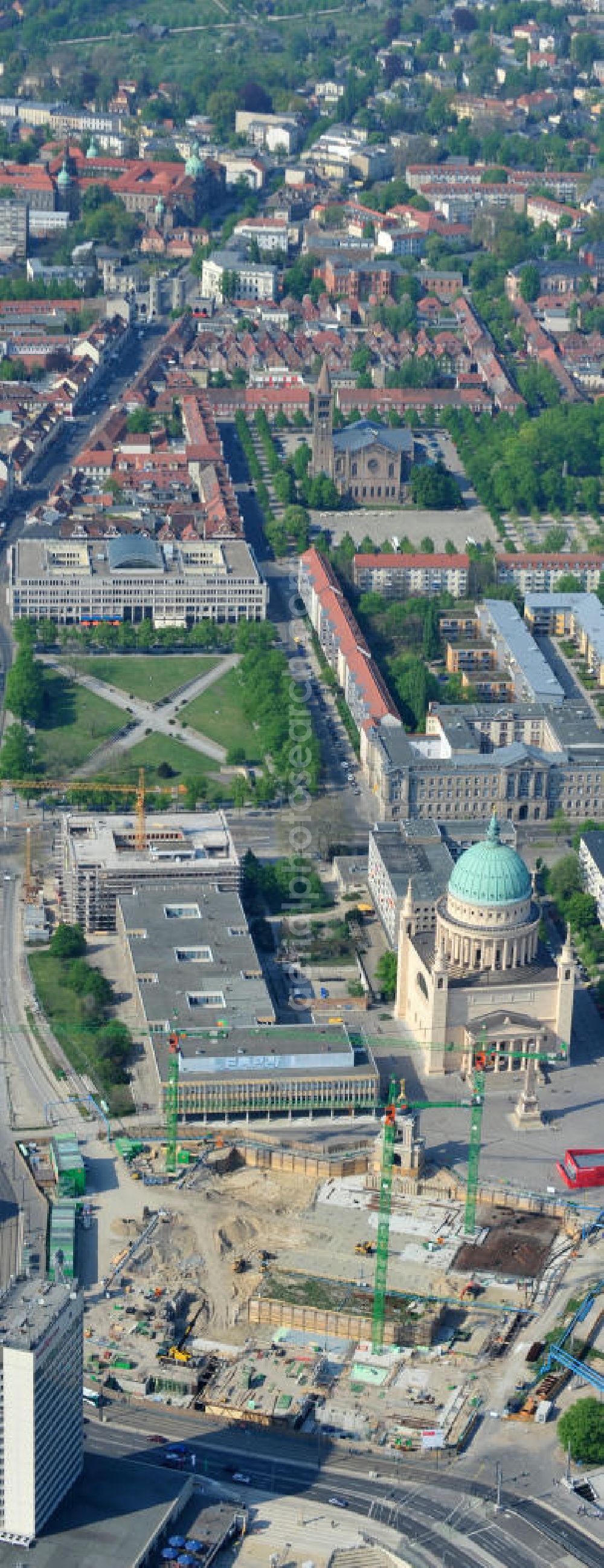 Aerial image Potsdam - Blick auf die Baustelle des Potsdamer Stadtschlosses am Alten Markt. Der Neubau des Brandenburger Landtages auf dem Gelände des Stadtschlosses gegenüber der Fachhochschule Potsdam und die St. Nikolaikirche erfolgt durch die BAM Deutschland AG. View of the construction site of the Potsdam Stadtschloss at the Old Market. In the background is the University of Applied Sciences Potsdam and St. Nikolai Church. Building contractors company: BAM Deutschland AG