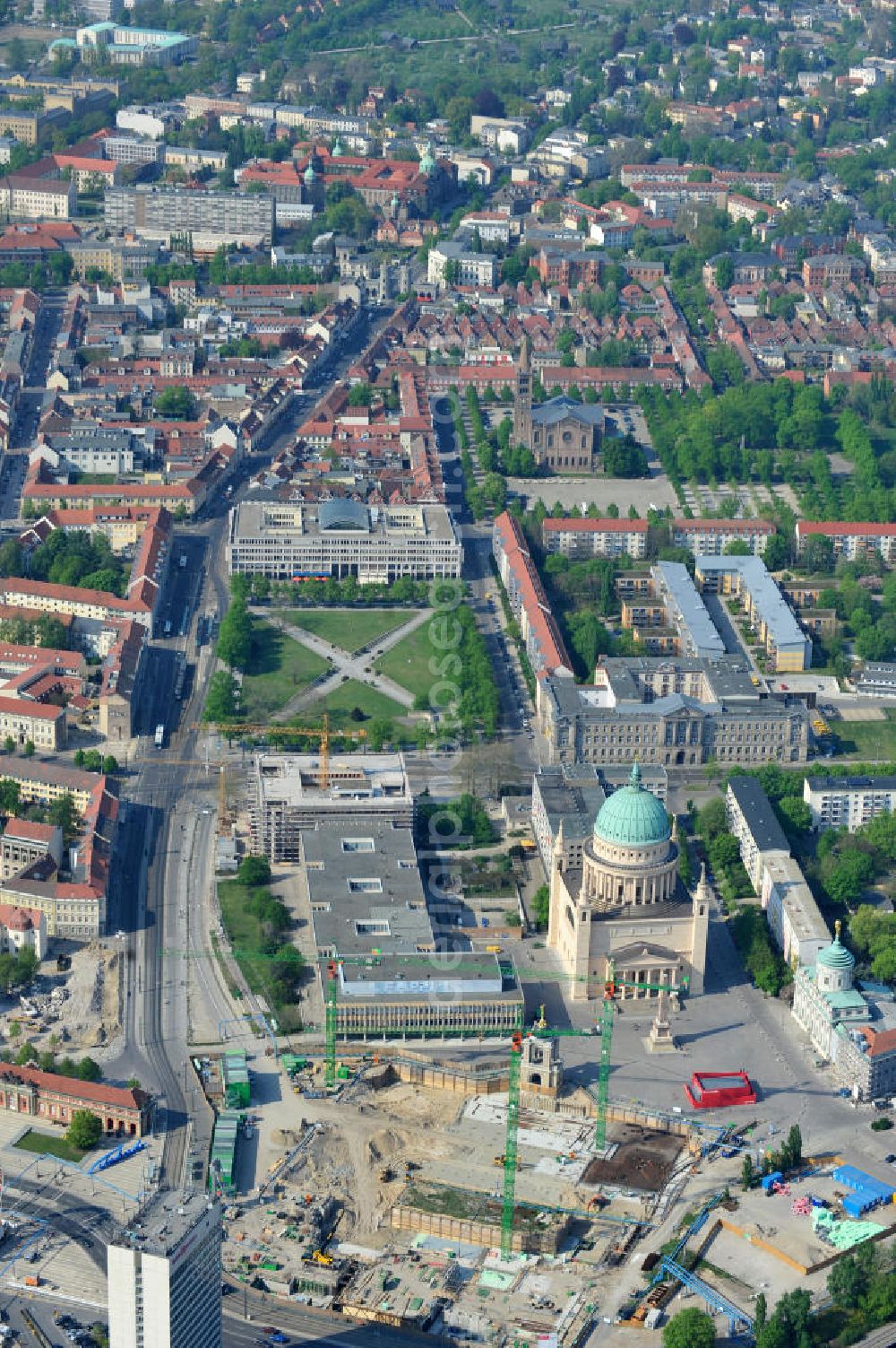 Aerial photograph Potsdam - Blick auf die Baustelle des Potsdamer Stadtschlosses am Alten Markt. Der Neubau des Brandenburger Landtages auf dem Gelände des Stadtschlosses gegenüber der Fachhochschule Potsdam und die St. Nikolaikirche erfolgt durch die BAM Deutschland AG. View of the construction site of the Potsdam Stadtschloss at the Old Market. In the background is the University of Applied Sciences Potsdam and St. Nikolai Church. Building contractors company: BAM Deutschland AG