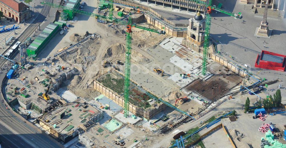 Potsdam from above - Blick auf die Baustelle des Potsdamer Stadtschlosses am Alten Markt. Der Neubau des Brandenburger Landtages auf dem Gelände des Stadtschlosses gegenüber der Fachhochschule Potsdam und die St. Nikolaikirche erfolgt durch die BAM Deutschland AG. View of the construction site of the Potsdam Stadtschloss at the Old Market. In the background is the University of Applied Sciences Potsdam and St. Nikolai Church. Building contractors company: BAM Deutschland AG