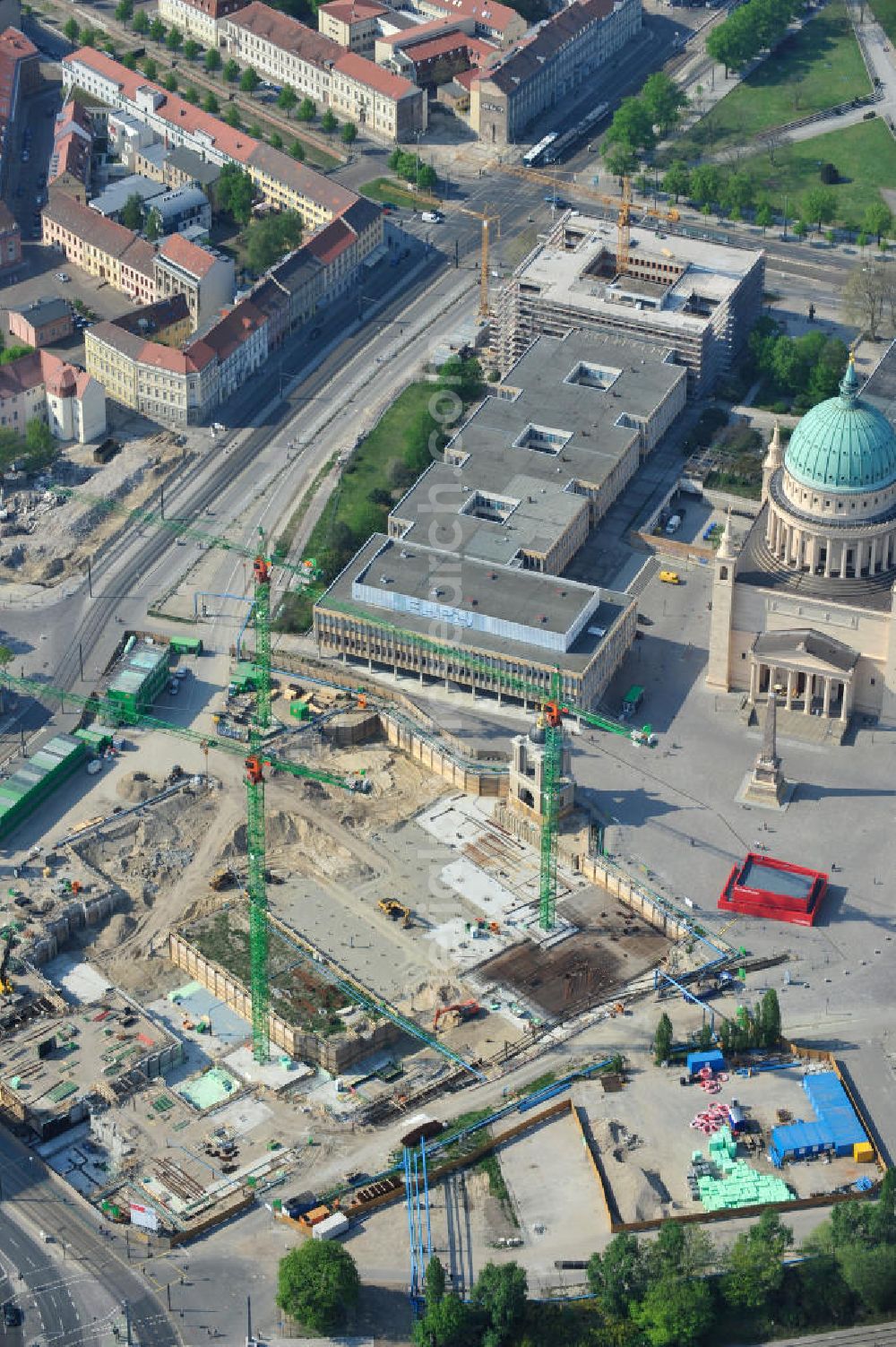 Potsdam from the bird's eye view: Blick auf die Baustelle des Potsdamer Stadtschlosses am Alten Markt. Der Neubau des Brandenburger Landtages auf dem Gelände des Stadtschlosses gegenüber der Fachhochschule Potsdam und die St. Nikolaikirche erfolgt durch die BAM Deutschland AG. View of the construction site of the Potsdam Stadtschloss at the Old Market. In the background is the University of Applied Sciences Potsdam and St. Nikolai Church. Building contractors company: BAM Deutschland AG