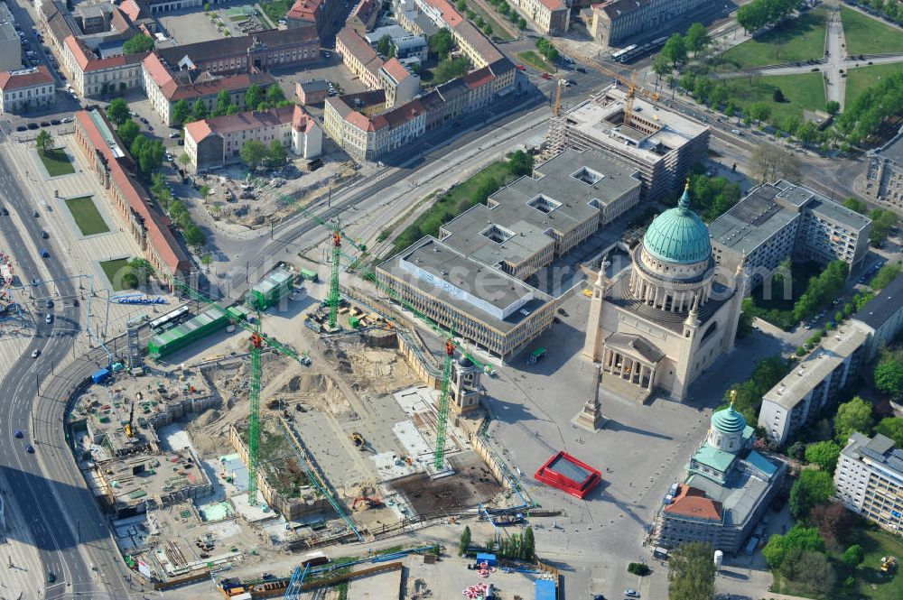 Aerial image Potsdam - Blick auf die Baustelle des Potsdamer Stadtschlosses am Alten Markt. Der Neubau des Brandenburger Landtages auf dem Gelände des Stadtschlosses gegenüber der Fachhochschule Potsdam und die St. Nikolaikirche erfolgt durch die BAM Deutschland AG. View of the construction site of the Potsdam Stadtschloss at the Old Market. In the background is the University of Applied Sciences Potsdam and St. Nikolai Church. Building contractors company: BAM Deutschland AG