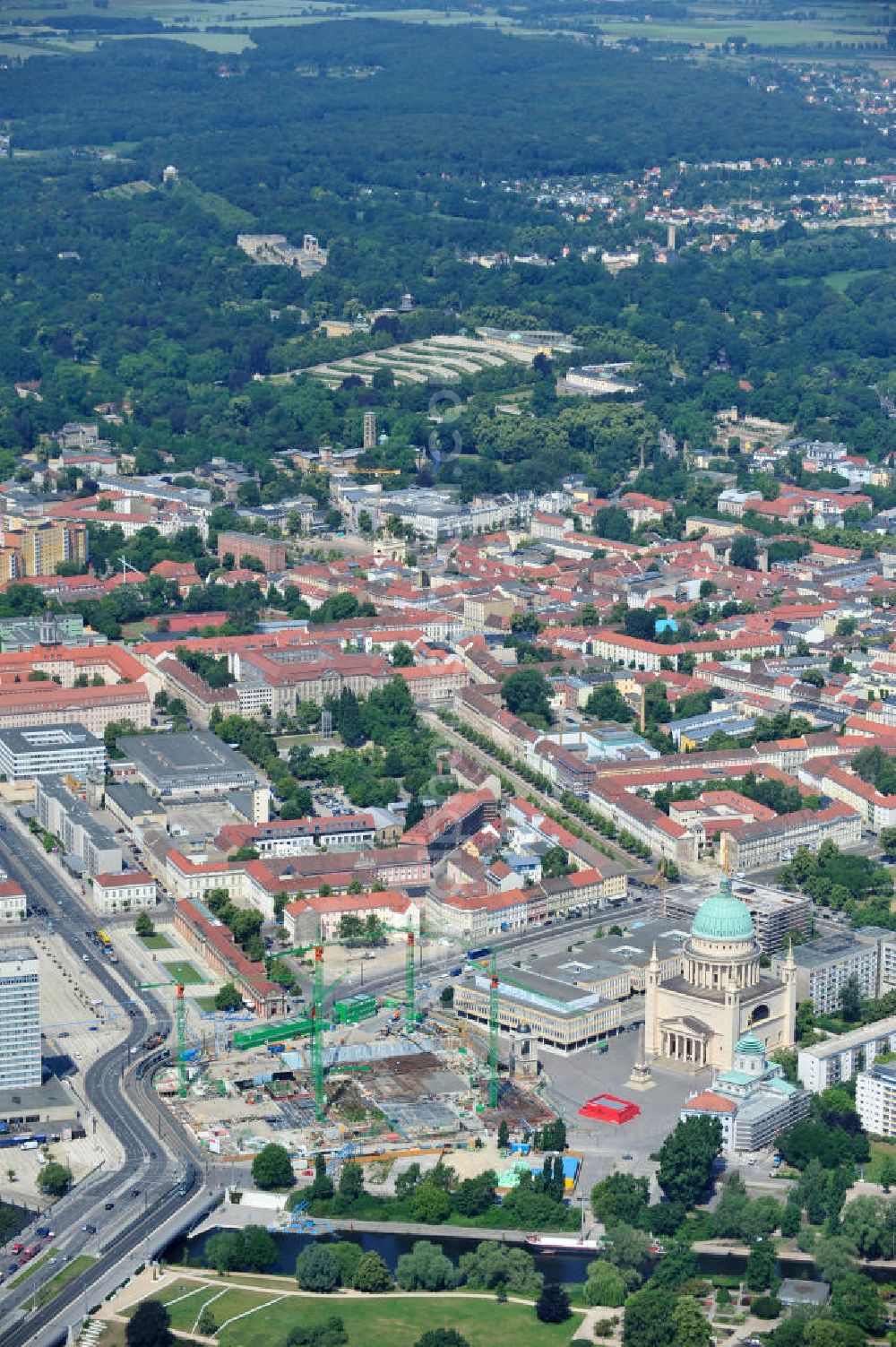 Aerial photograph Potsdam - Blick auf die Baustelle des Potsdamer Stadtschlosses am Alten Markt. Der Neubau des Brandenburger Landtages auf dem Gelände des Stadtschlosses gegenüber der Fachhochschule Potsdam und die St. Nikolaikirche erfolgt durch die BAM Deutschland AG. View of the construction site of the Potsdam Stadtschloss at the Old Market. In the background is the University of Applied Sciences Potsdam and St. Nikolai Church. Building contractors company: BAM Deutschland AG