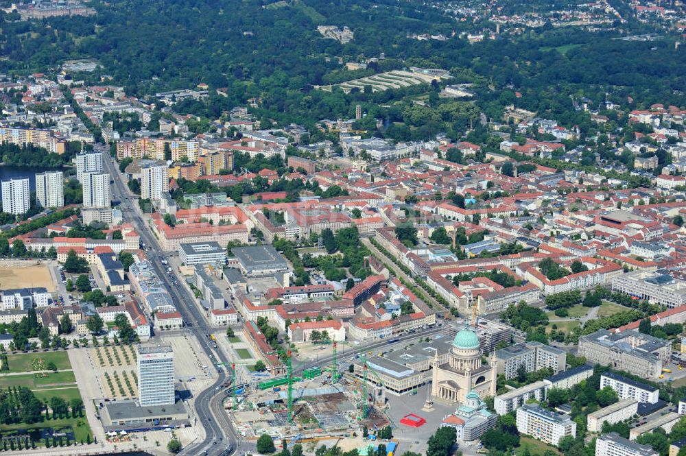 Potsdam from above - Blick auf die Baustelle des Potsdamer Stadtschlosses am Alten Markt. Der Neubau des Brandenburger Landtages auf dem Gelände des Stadtschlosses gegenüber der Fachhochschule Potsdam und die St. Nikolaikirche erfolgt durch die BAM Deutschland AG. View of the construction site of the Potsdam Stadtschloss at the Old Market. In the background is the University of Applied Sciences Potsdam and St. Nikolai Church. Building contractors company: BAM Deutschland AG