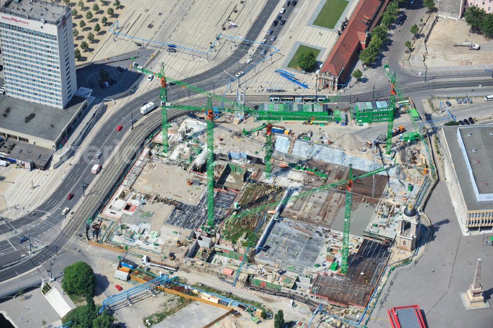 Aerial image Potsdam - Blick auf die Baustelle des Potsdamer Stadtschlosses am Alten Markt. Der Neubau des Brandenburger Landtages auf dem Gelände des Stadtschlosses gegenüber der Fachhochschule Potsdam und die St. Nikolaikirche erfolgt durch die BAM Deutschland AG. View of the construction site of the Potsdam Stadtschloss at the Old Market. In the background is the University of Applied Sciences Potsdam and St. Nikolai Church. Building contractors company: BAM Deutschland AG