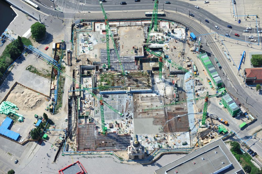 Potsdam from above - Blick auf die Baustelle des Potsdamer Stadtschlosses am Alten Markt. Der Neubau des Brandenburger Landtages auf dem Gelände des Stadtschlosses gegenüber der Fachhochschule Potsdam und die St. Nikolaikirche erfolgt durch die BAM Deutschland AG. View of the construction site of the Potsdam Stadtschloss at the Old Market. In the background is the University of Applied Sciences Potsdam and St. Nikolai Church. Building contractors company: BAM Deutschland AG