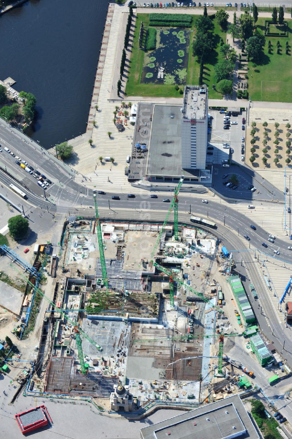 Potsdam from the bird's eye view: Blick auf die Baustelle des Potsdamer Stadtschlosses am Alten Markt. Der Neubau des Brandenburger Landtages auf dem Gelände des Stadtschlosses gegenüber der Fachhochschule Potsdam und die St. Nikolaikirche erfolgt durch die BAM Deutschland AG. View of the construction site of the Potsdam Stadtschloss at the Old Market. In the background is the University of Applied Sciences Potsdam and St. Nikolai Church. Building contractors company: BAM Deutschland AG