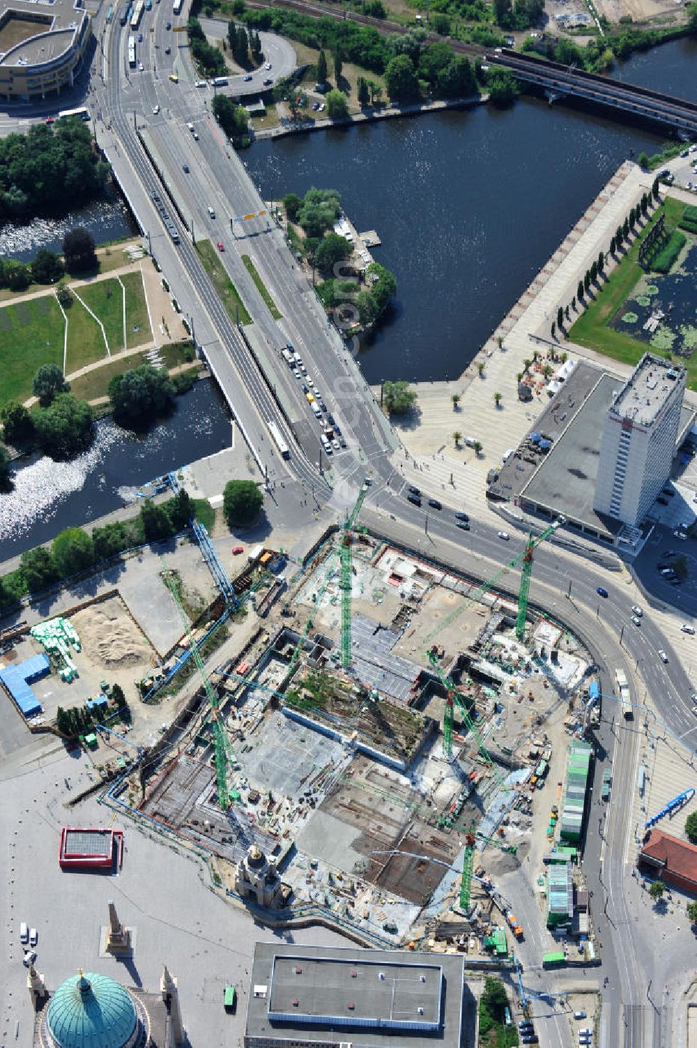 Aerial photograph Potsdam - Blick auf die Baustelle des Potsdamer Stadtschlosses am Alten Markt. Der Neubau des Brandenburger Landtages auf dem Gelände des Stadtschlosses gegenüber der Fachhochschule Potsdam und die St. Nikolaikirche erfolgt durch die BAM Deutschland AG. View of the construction site of the Potsdam Stadtschloss at the Old Market. In the background is the University of Applied Sciences Potsdam and St. Nikolai Church. Building contractors company: BAM Deutschland AG