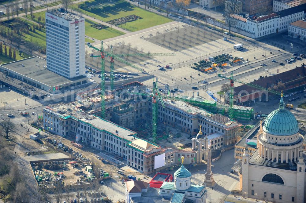 Potsdam from the bird's eye view: Baustelle des Potsdamer Stadtschlosses / Potsdamer Landtag am Alten Markt. Der Neubau des Brandenburger Landtages auf dem Gelände des Stadtschlosses gegenüber der Fachhochschule Potsdam und die St. Nikolaikirche erfolgt durch die BAM Deutschland AG. Construction site of the Potsdam Stadtschloss at the Old Market. In the background is the University of Applied Sciences Potsdam and St. Nikolai Church. Building contractors company: BAM Deutschland AG