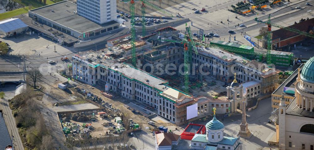 Aerial image Potsdam - Baustelle des Potsdamer Stadtschlosses / Potsdamer Landtag am Alten Markt. Der Neubau des Brandenburger Landtages auf dem Gelände des Stadtschlosses gegenüber der Fachhochschule Potsdam und die St. Nikolaikirche erfolgt durch die BAM Deutschland AG. Construction site of the Potsdam Stadtschloss at the Old Market. In the background is the University of Applied Sciences Potsdam and St. Nikolai Church. Building contractors company: BAM Deutschland AG