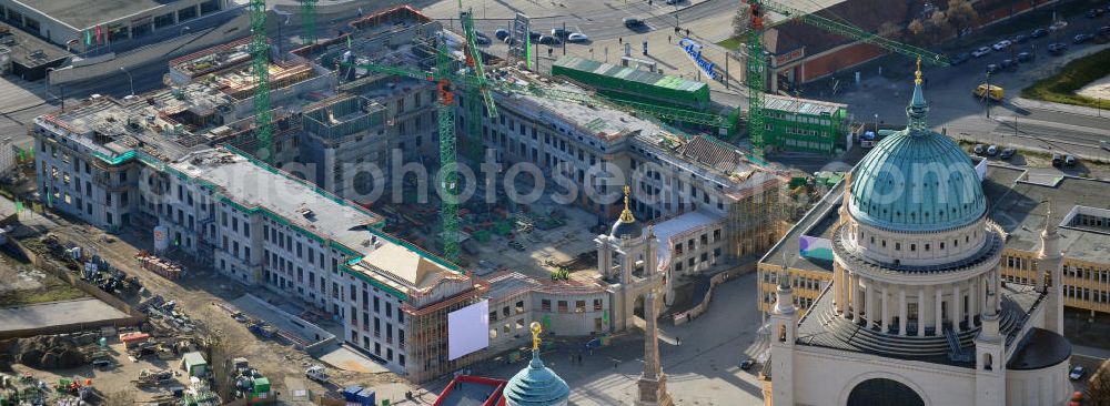 Aerial photograph Potsdam - Baustelle des Potsdamer Stadtschlosses / Potsdamer Landtag am Alten Markt. Der Neubau des Brandenburger Landtages auf dem Gelände des Stadtschlosses gegenüber der Fachhochschule Potsdam und die St. Nikolaikirche erfolgt durch die BAM Deutschland AG. Construction site of the Potsdam Stadtschloss at the Old Market. In the background is the University of Applied Sciences Potsdam and St. Nikolai Church. Building contractors company: BAM Deutschland AG