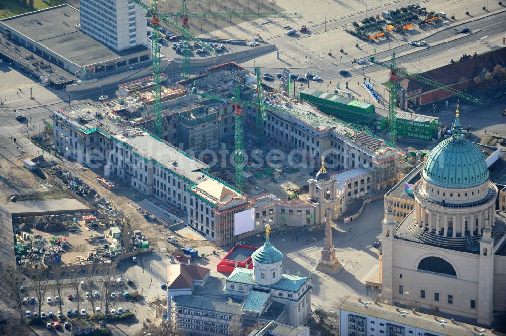 Potsdam from the bird's eye view: Baustelle des Potsdamer Stadtschlosses / Potsdamer Landtag am Alten Markt. Der Neubau des Brandenburger Landtages auf dem Gelände des Stadtschlosses gegenüber der Fachhochschule Potsdam und die St. Nikolaikirche erfolgt durch die BAM Deutschland AG. Construction site of the Potsdam Stadtschloss at the Old Market. In the background is the University of Applied Sciences Potsdam and St. Nikolai Church. Building contractors company: BAM Deutschland AG