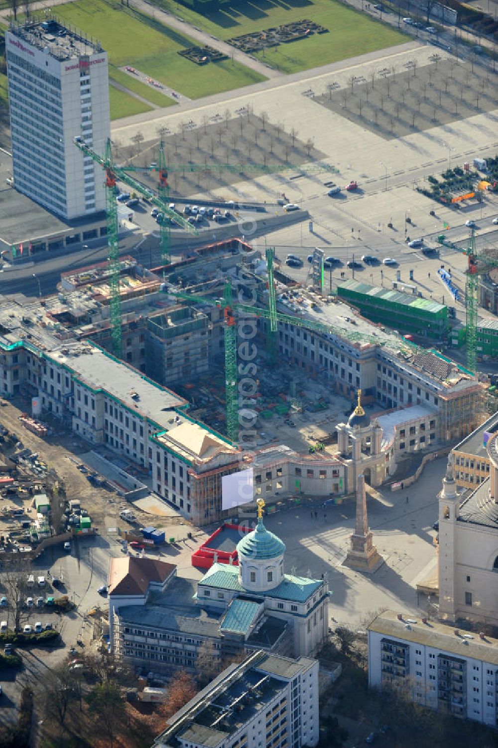 Aerial image Potsdam - Baustelle des Potsdamer Stadtschlosses / Potsdamer Landtag am Alten Markt. Der Neubau des Brandenburger Landtages auf dem Gelände des Stadtschlosses gegenüber der Fachhochschule Potsdam und die St. Nikolaikirche erfolgt durch die BAM Deutschland AG. Construction site of the Potsdam Stadtschloss at the Old Market. In the background is the University of Applied Sciences Potsdam and St. Nikolai Church. Building contractors company: BAM Deutschland AG