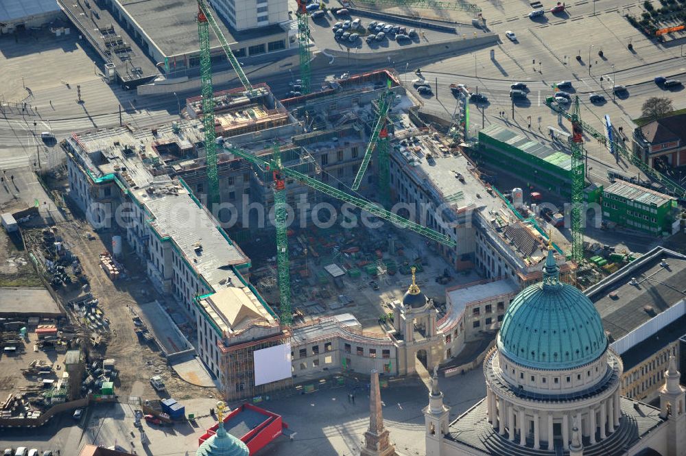 Potsdam from above - Baustelle des Potsdamer Stadtschlosses / Potsdamer Landtag am Alten Markt. Der Neubau des Brandenburger Landtages auf dem Gelände des Stadtschlosses gegenüber der Fachhochschule Potsdam und die St. Nikolaikirche erfolgt durch die BAM Deutschland AG. Construction site of the Potsdam Stadtschloss at the Old Market. In the background is the University of Applied Sciences Potsdam and St. Nikolai Church. Building contractors company: BAM Deutschland AG