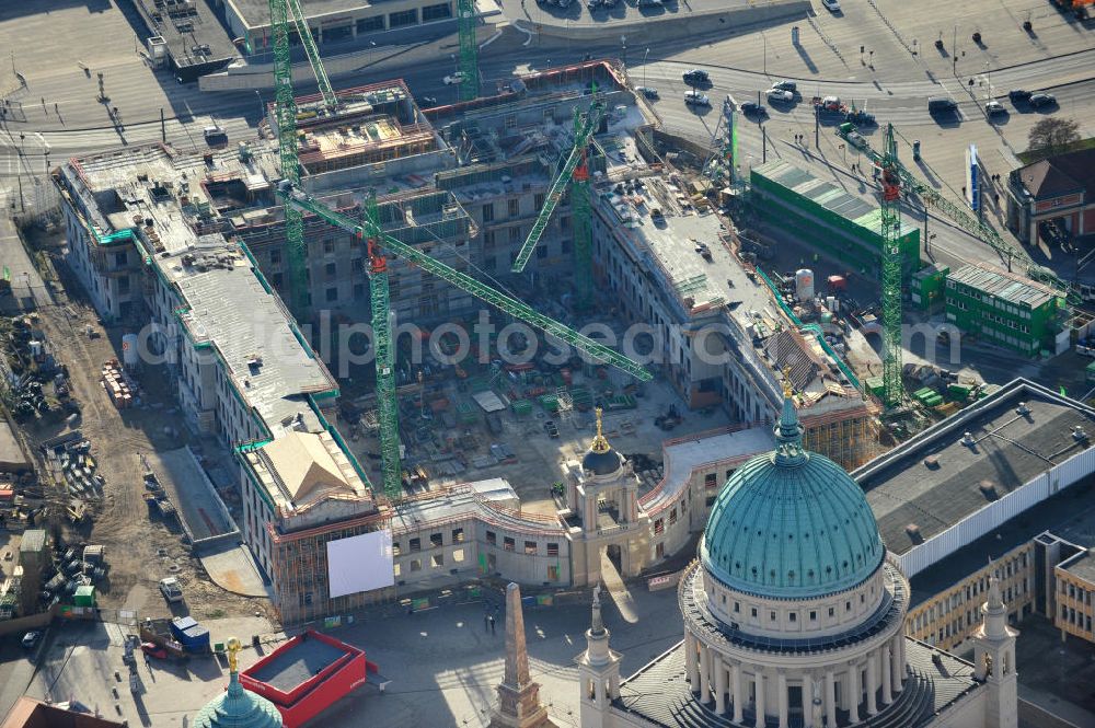 Potsdam from the bird's eye view: Baustelle des Potsdamer Stadtschlosses / Potsdamer Landtag am Alten Markt. Der Neubau des Brandenburger Landtages auf dem Gelände des Stadtschlosses gegenüber der Fachhochschule Potsdam und die St. Nikolaikirche erfolgt durch die BAM Deutschland AG. Construction site of the Potsdam Stadtschloss at the Old Market. In the background is the University of Applied Sciences Potsdam and St. Nikolai Church. Building contractors company: BAM Deutschland AG