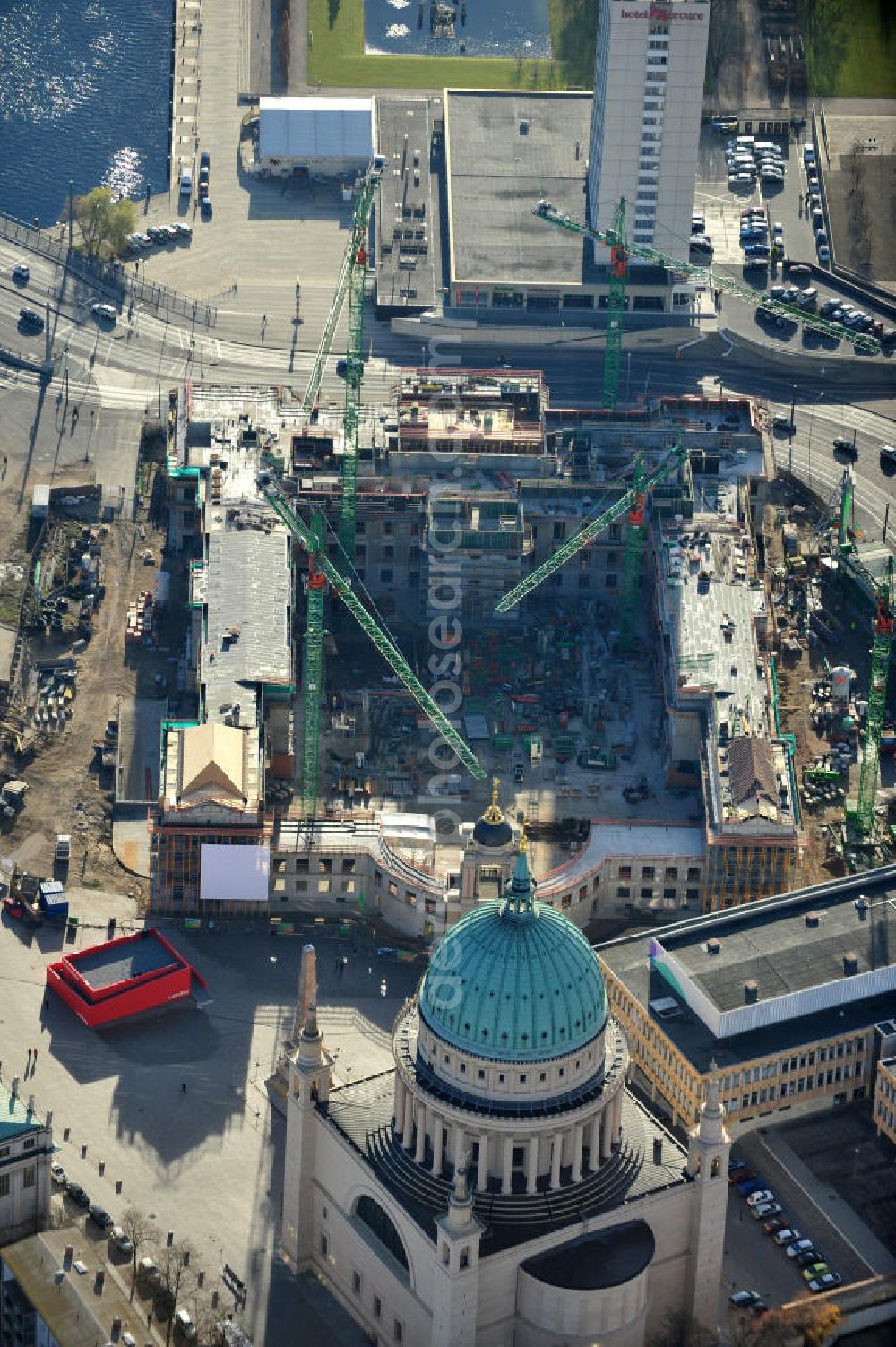 Aerial image Potsdam - Baustelle des Potsdamer Stadtschlosses / Potsdamer Landtag am Alten Markt. Der Neubau des Brandenburger Landtages auf dem Gelände des Stadtschlosses gegenüber der Fachhochschule Potsdam und die St. Nikolaikirche erfolgt durch die BAM Deutschland AG. Construction site of the Potsdam Stadtschloss at the Old Market. In the background is the University of Applied Sciences Potsdam and St. Nikolai Church. Building contractors company: BAM Deutschland AG