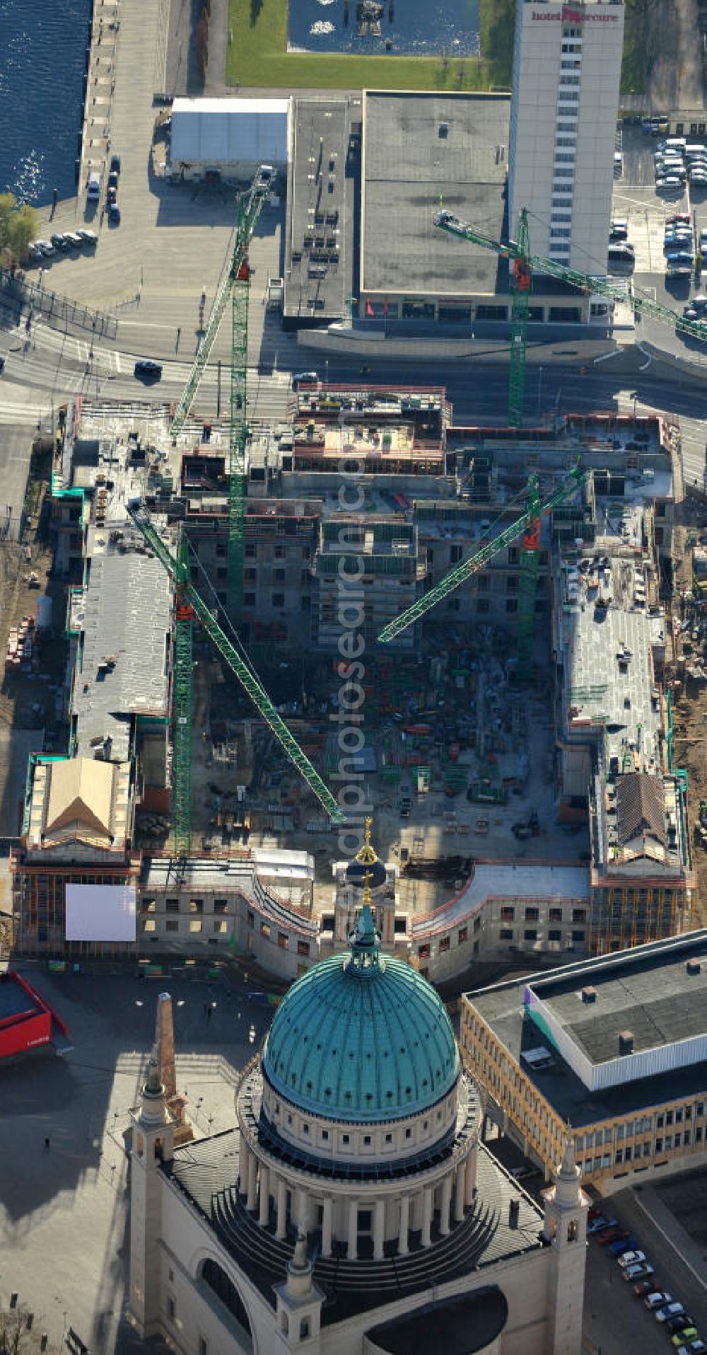 Aerial photograph Potsdam - Baustelle des Potsdamer Stadtschlosses / Potsdamer Landtag am Alten Markt. Der Neubau des Brandenburger Landtages auf dem Gelände des Stadtschlosses gegenüber der Fachhochschule Potsdam und die St. Nikolaikirche erfolgt durch die BAM Deutschland AG. Construction site of the Potsdam Stadtschloss at the Old Market. In the background is the University of Applied Sciences Potsdam and St. Nikolai Church. Building contractors company: BAM Deutschland AG