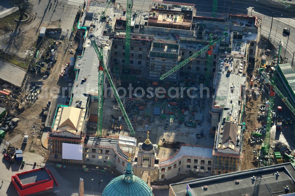 Potsdam from above - Baustelle des Potsdamer Stadtschlosses / Potsdamer Landtag am Alten Markt. Der Neubau des Brandenburger Landtages auf dem Gelände des Stadtschlosses gegenüber der Fachhochschule Potsdam und die St. Nikolaikirche erfolgt durch die BAM Deutschland AG. Construction site of the Potsdam Stadtschloss at the Old Market. In the background is the University of Applied Sciences Potsdam and St. Nikolai Church. Building contractors company: BAM Deutschland AG