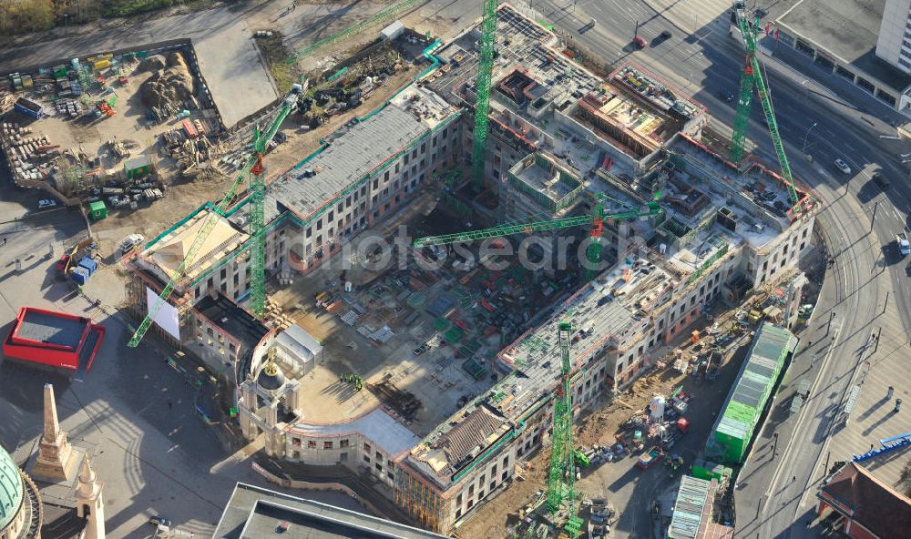 Potsdam from the bird's eye view: Baustelle des Potsdamer Stadtschlosses / Potsdamer Landtag am Alten Markt. Der Neubau des Brandenburger Landtages auf dem Gelände des Stadtschlosses gegenüber der Fachhochschule Potsdam und die St. Nikolaikirche erfolgt durch die BAM Deutschland AG. Construction site of the Potsdam Stadtschloss at the Old Market. In the background is the University of Applied Sciences Potsdam and St. Nikolai Church. Building contractors company: BAM Deutschland AG