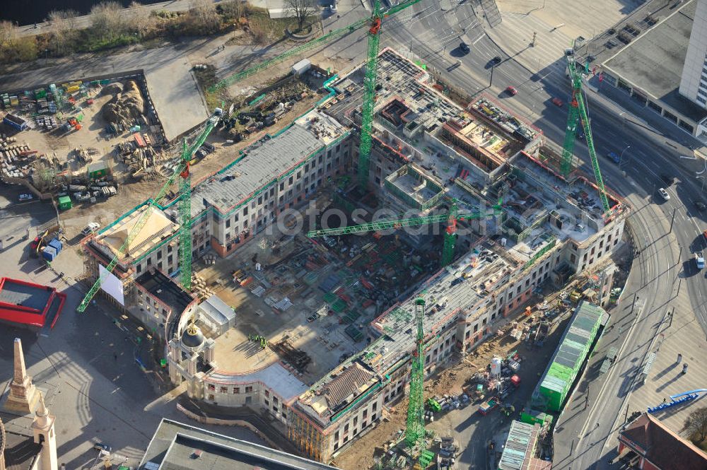 Aerial image Potsdam - Baustelle des Potsdamer Stadtschlosses / Potsdamer Landtag am Alten Markt. Der Neubau des Brandenburger Landtages auf dem Gelände des Stadtschlosses gegenüber der Fachhochschule Potsdam und die St. Nikolaikirche erfolgt durch die BAM Deutschland AG. Construction site of the Potsdam Stadtschloss at the Old Market. In the background is the University of Applied Sciences Potsdam and St. Nikolai Church. Building contractors company: BAM Deutschland AG