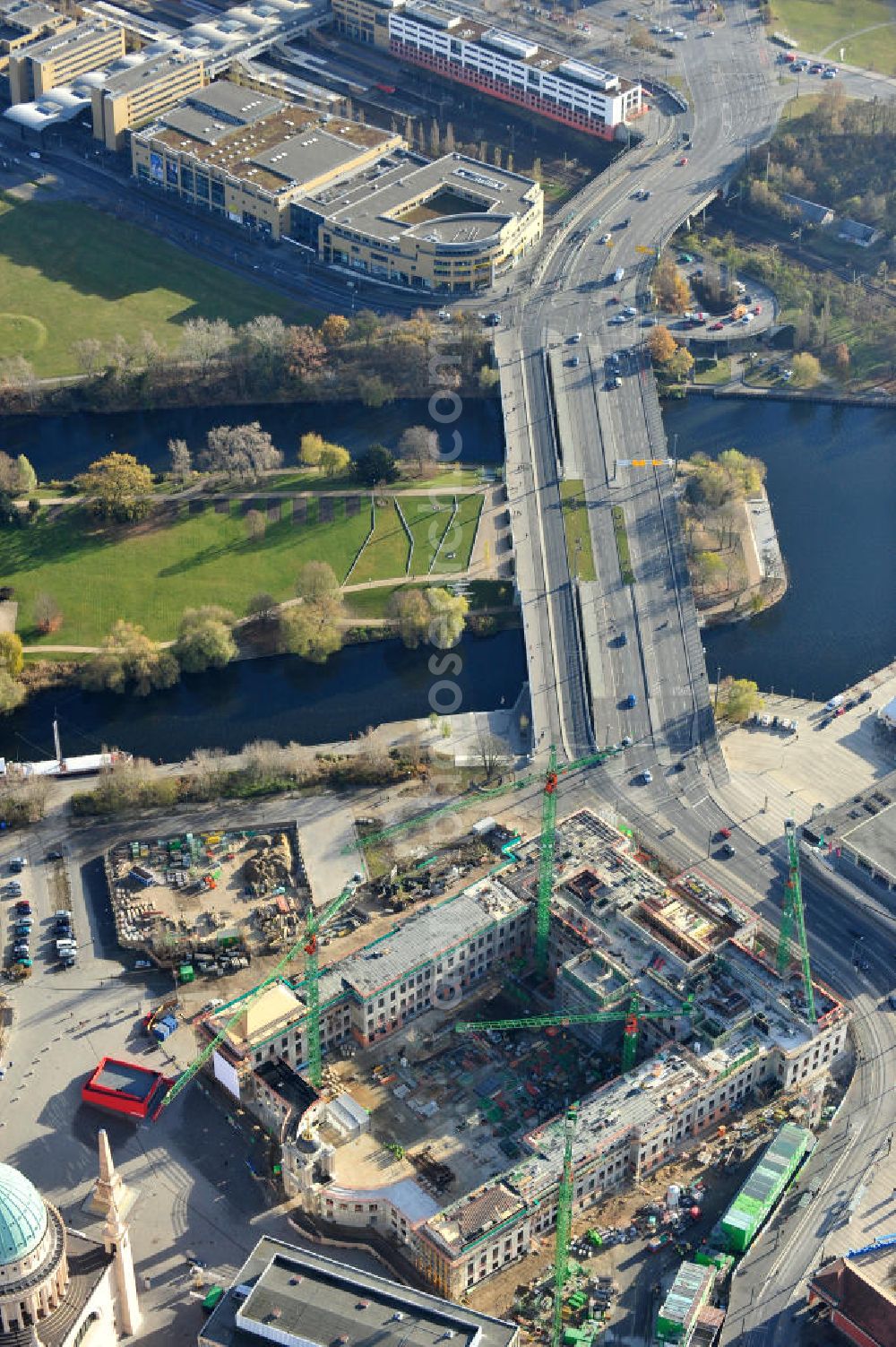 Aerial photograph Potsdam - Baustelle des Potsdamer Stadtschlosses / Potsdamer Landtag am Alten Markt. Der Neubau des Brandenburger Landtages auf dem Gelände des Stadtschlosses gegenüber der Fachhochschule Potsdam und die St. Nikolaikirche erfolgt durch die BAM Deutschland AG. Construction site of the Potsdam Stadtschloss at the Old Market. In the background is the University of Applied Sciences Potsdam and St. Nikolai Church. Building contractors company: BAM Deutschland AG