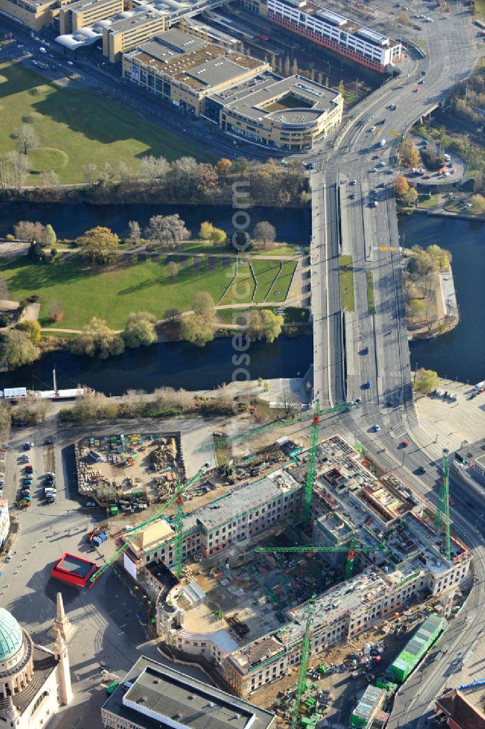 Potsdam from above - Baustelle des Potsdamer Stadtschlosses / Potsdamer Landtag am Alten Markt. Der Neubau des Brandenburger Landtages auf dem Gelände des Stadtschlosses gegenüber der Fachhochschule Potsdam und die St. Nikolaikirche erfolgt durch die BAM Deutschland AG. Construction site of the Potsdam Stadtschloss at the Old Market. In the background is the University of Applied Sciences Potsdam and St. Nikolai Church. Building contractors company: BAM Deutschland AG