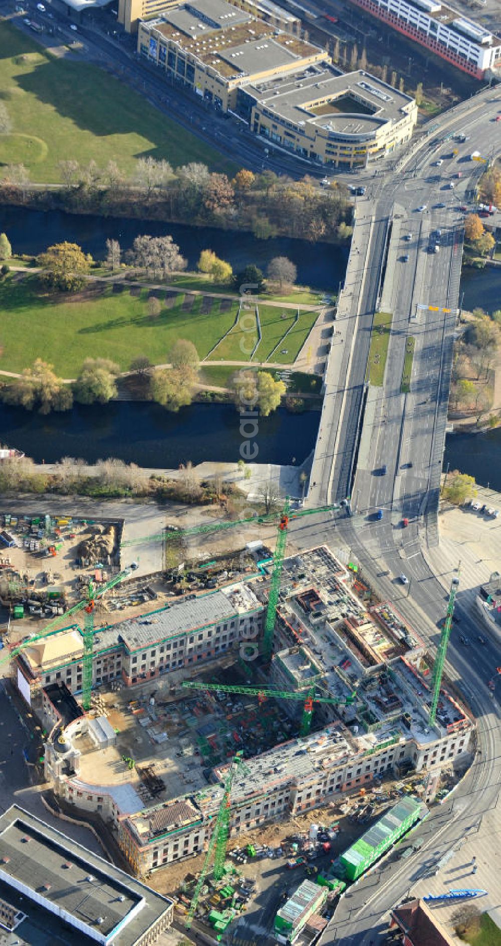 Potsdam from the bird's eye view: Baustelle des Potsdamer Stadtschlosses / Potsdamer Landtag am Alten Markt. Der Neubau des Brandenburger Landtages auf dem Gelände des Stadtschlosses gegenüber der Fachhochschule Potsdam und die St. Nikolaikirche erfolgt durch die BAM Deutschland AG. Construction site of the Potsdam Stadtschloss at the Old Market. In the background is the University of Applied Sciences Potsdam and St. Nikolai Church. Building contractors company: BAM Deutschland AG