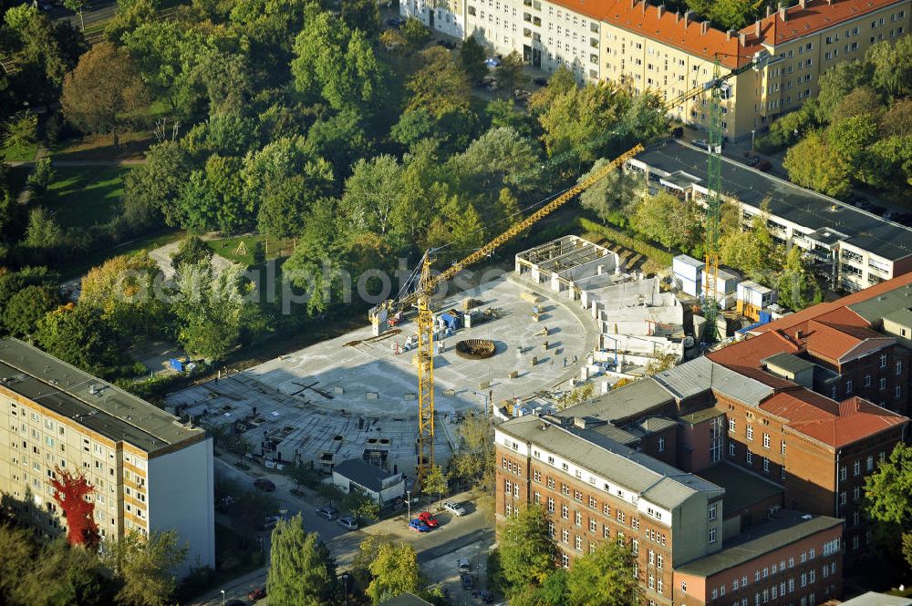 Berlin from the bird's eye view: Blick auf die Baustelle des Prenzlauer Bogen in Berlin-Prenzlauer Berg. Die Baustelle liegt an der Fröbelstraße und wird durch die Diesterwegstraße und die Ella-Kay-Straße begrenzt. Das hufeisenförmige Gebäude wurde von Architekt Tobias Nöfer entworfen. Die Fertigstellung ist des mehrgeschössigen Wohngebäudes ist für 2011 geplant.