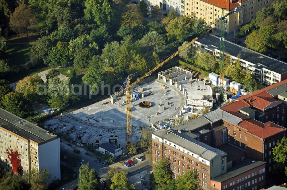 Aerial image Berlin - Blick auf die Baustelle des Prenzlauer Bogen in Berlin-Prenzlauer Berg. Die Baustelle liegt an der Fröbelstraße und wird durch die Diesterwegstraße und die Ella-Kay-Straße begrenzt. Das hufeisenförmige Gebäude wurde von Architekt Tobias Nöfer entworfen. Die Fertigstellung ist des mehrgeschössigen Wohngebäudes ist für 2011 geplant.