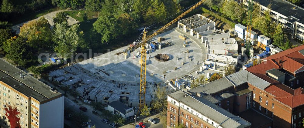 Aerial photograph Berlin - Blick auf die Baustelle des Prenzlauer Bogen in Berlin-Prenzlauer Berg. Die Baustelle liegt an der Fröbelstraße und wird durch die Diesterwegstraße und die Ella-Kay-Straße begrenzt. Das hufeisenförmige Gebäude wurde von Architekt Tobias Nöfer entworfen. Die Fertigstellung ist des mehrgeschössigen Wohngebäudes ist für 2011 geplant.