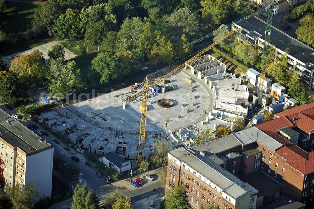 Berlin from above - Blick auf die Baustelle des Prenzlauer Bogen in Berlin-Prenzlauer Berg. Die Baustelle liegt an der Fröbelstraße und wird durch die Diesterwegstraße und die Ella-Kay-Straße begrenzt. Das hufeisenförmige Gebäude wurde von Architekt Tobias Nöfer entworfen. Die Fertigstellung ist des mehrgeschössigen Wohngebäudes ist für 2011 geplant.