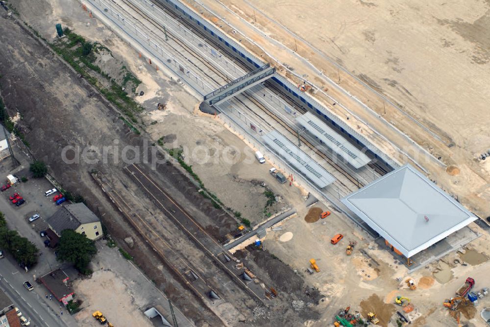 Aerial photograph Neu-Ulm - Blick auf den Umbau des Bahnhof Neu-Ulm. Der Bahnhof wird im Rahemen des Projetktes Neu-Ulm 21 runderneuert. Die eigentliche Idee stammt von Gerhard Heimerl aus dem Jahr 1988. Die Bauarbeiten für das Projekt hatten im September 2003 begonnen. Am 18. März 2007 ist der Tiefbahnhof in Betrieb gegangen. Mitte April 2007 ist der alte Neu-Ulmer Bahnhof abgerissen worden. Die DB ProjektBau GmbH beauftragte die Kappler Architekten Gesamtplaner GmbH. Kontakt: KAPPLER ARCHITEKTEN gesamtplaner gmbH, Neue Gasse 14, 90403 Nürnberg, Tel.: 09112019-0,