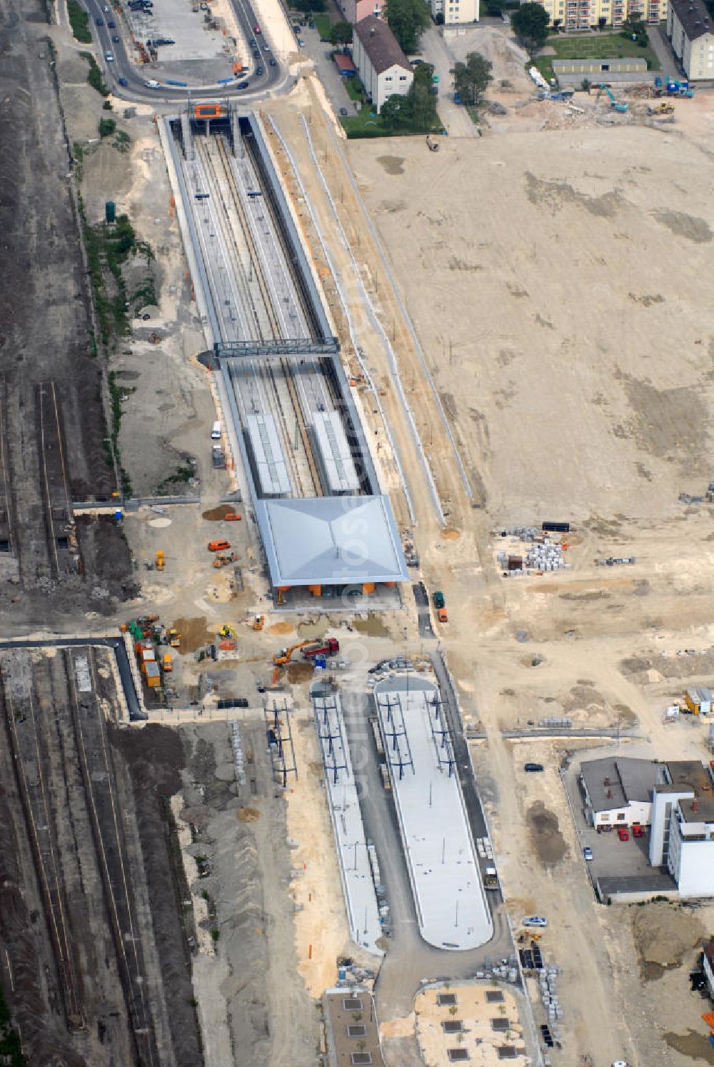 Aerial image Neu-Ulm - Blick auf den Umbau des Bahnhof Neu-Ulm. Der Bahnhof wird im Rahemen des Projetktes Neu-Ulm 21 runderneuert. Die eigentliche Idee stammt von Gerhard Heimerl aus dem Jahr 1988. Die Bauarbeiten für das Projekt hatten im September 2003 begonnen. Am 18. März 2007 ist der Tiefbahnhof in Betrieb gegangen. Mitte April 2007 ist der alte Neu-Ulmer Bahnhof abgerissen worden. Die DB ProjektBau GmbH beauftragte die Kappler Architekten Gesamtplaner GmbH. Kontakt: KAPPLER ARCHITEKTEN gesamtplaner gmbH, Neue Gasse 14, 90403 Nürnberg, Tel.: 09112019-0,