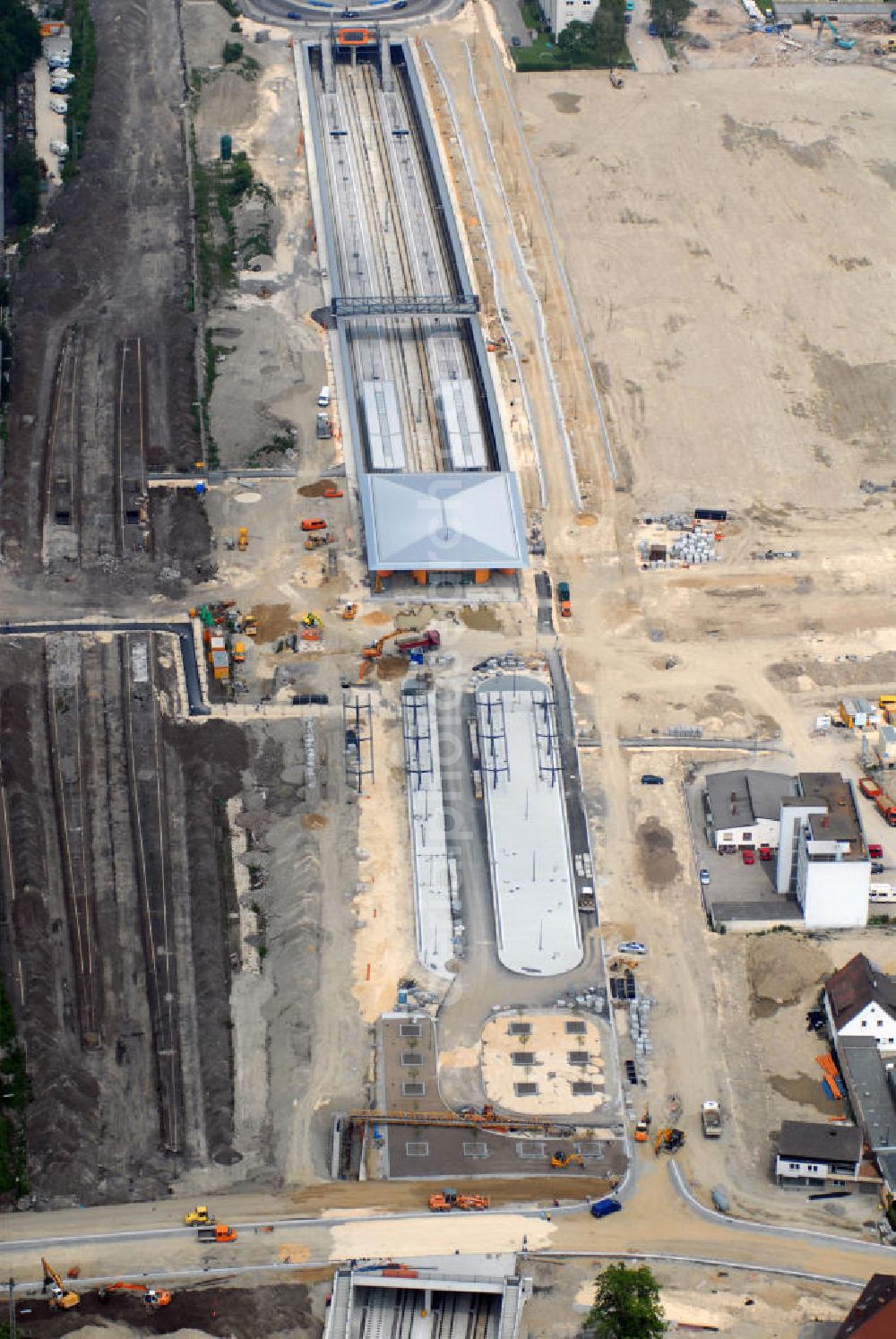 Aerial photograph Neu-Ulm - Blick auf den Umbau des Bahnhof Neu-Ulm. Der Bahnhof wird im Rahemen des Projetktes Neu-Ulm 21 runderneuert. Die eigentliche Idee stammt von Gerhard Heimerl aus dem Jahr 1988. Die Bauarbeiten für das Projekt hatten im September 2003 begonnen. Am 18. März 2007 ist der Tiefbahnhof in Betrieb gegangen. Mitte April 2007 ist der alte Neu-Ulmer Bahnhof abgerissen worden. Die DB ProjektBau GmbH beauftragte die Kappler Architekten Gesamtplaner GmbH. Kontakt: KAPPLER ARCHITEKTEN gesamtplaner gmbH, Neue Gasse 14, 90403 Nürnberg, Tel.: 09112019-0,