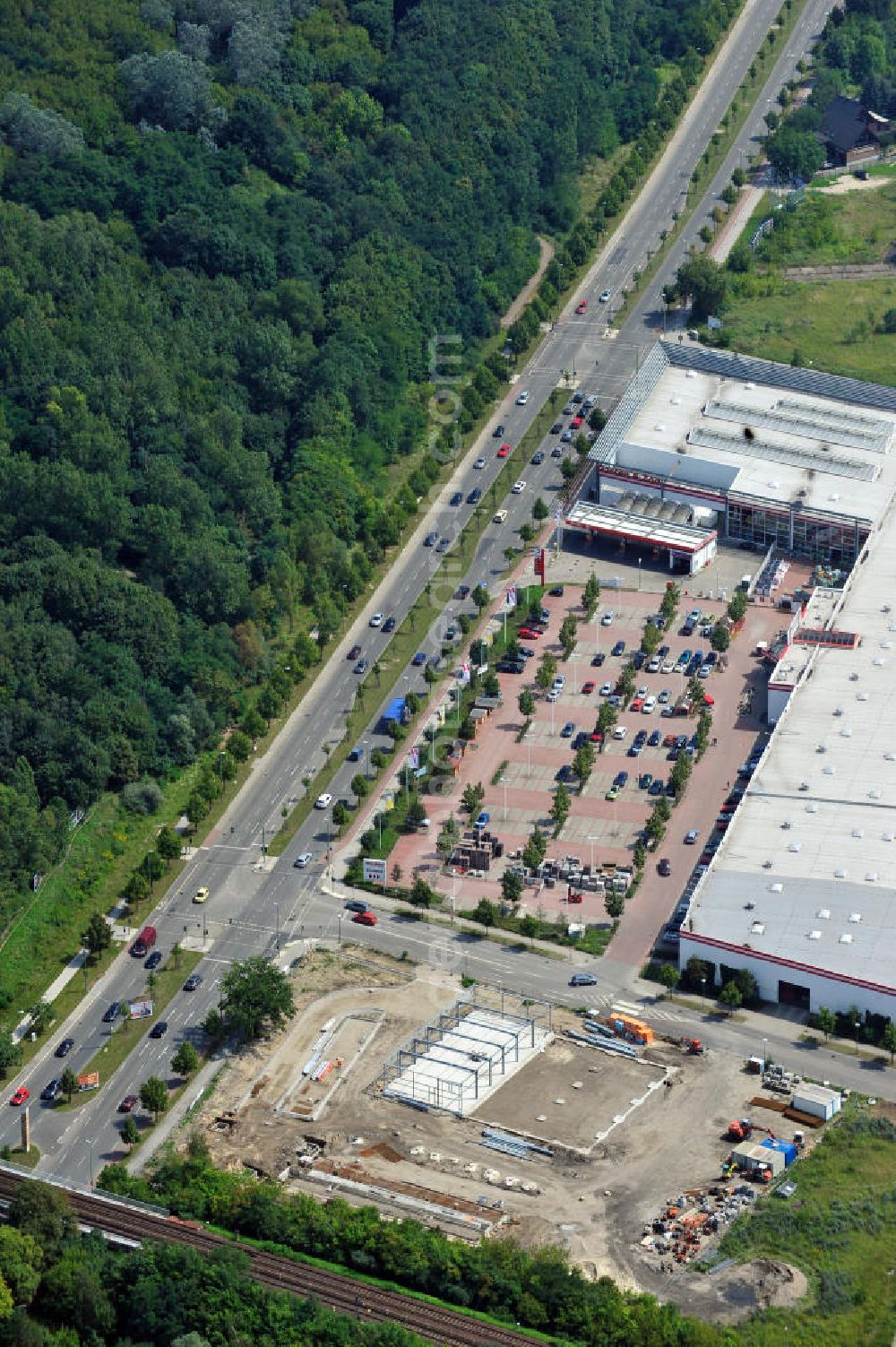 Berlin Biesdorf from above - Baustelle vom Projekt Boxenstopp „Biesdorf“ mit COSY-WASCH, CARGLASS und Logistiklager für TOP AUTOTEILE an der Tychyer Straße Ecke Alt-Biesdorf. Construction site of the Projekt Boxenstopp Biesdorf. Ein Projekt der GVG Projektentwicklungsgesellschaft mbH.