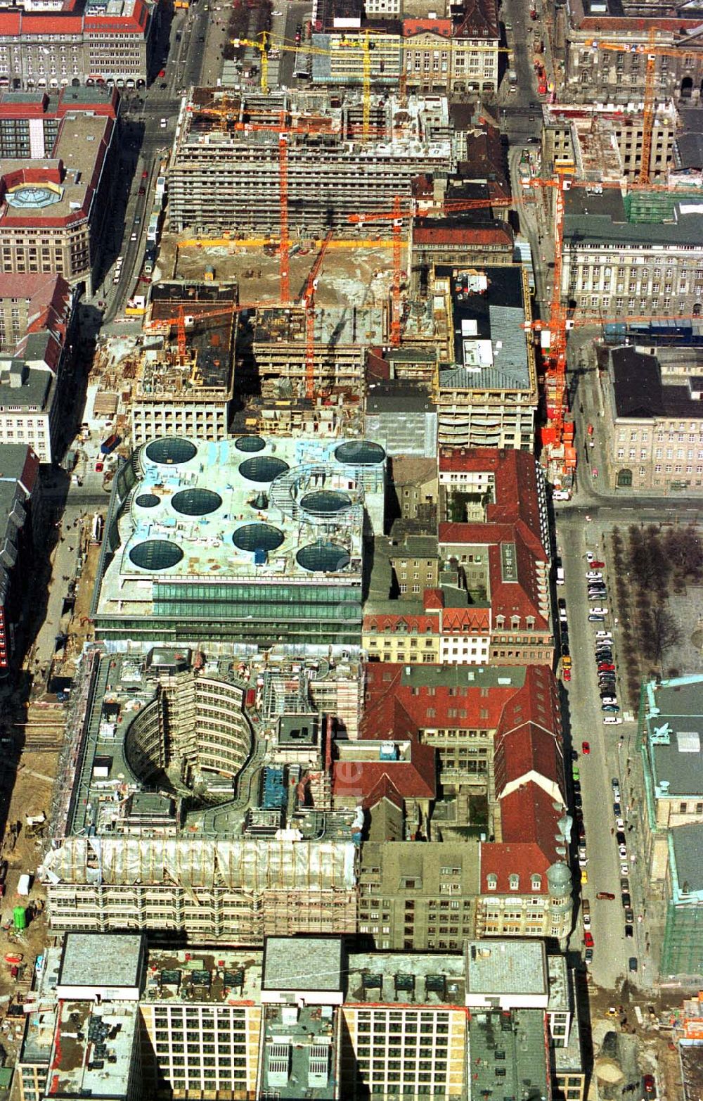 Berlin from the bird's eye view: 26.03.1995 Baustelle Quartier 207/ Friedrichstadtpassagen in Berlin-Mitte