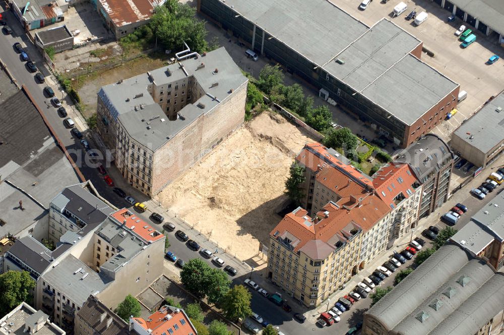 Berlin from above - Blick auf die Baustelle von Quartier Mühlenberg in der Saarbrücker Straße in Berlin-Prenzlauer Berg. Anstelle der Baugrube entstehen Wohnhäuser mit Eigentumswohnungen und Garten, die ab 2010 bezugsfertig sind. Kontakt: