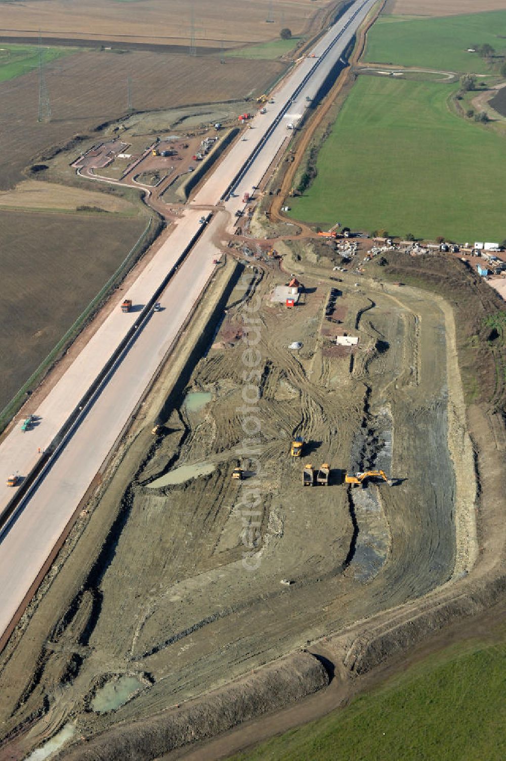 Wenigenlupnitz from above - Blick auf die Baustelle der südlichen (h) und nördlichen (v) PWC-Anlage / Parkplatz mit WC / Rastplatz der A4 bei Wenigenlupnitz. Der Neubau ist Teil des Projekt Nordverlegung / Umfahrung Hörselberge der Autobahn E40 / A4 in Thüringen bei Eisenach. Durchgeführt werden die im Zuge dieses Projektes notwendigen Arbeiten unter an derem von den Mitarbeitern der Niederlassung Weimar der EUROVIA Verkehrsbau Union sowie der Niederlassungen Abbruch und Erdbau, Betonstraßenbau, Ingenieurbau und TECO Schallschutz der EUROVIA Beton sowie der DEGES.