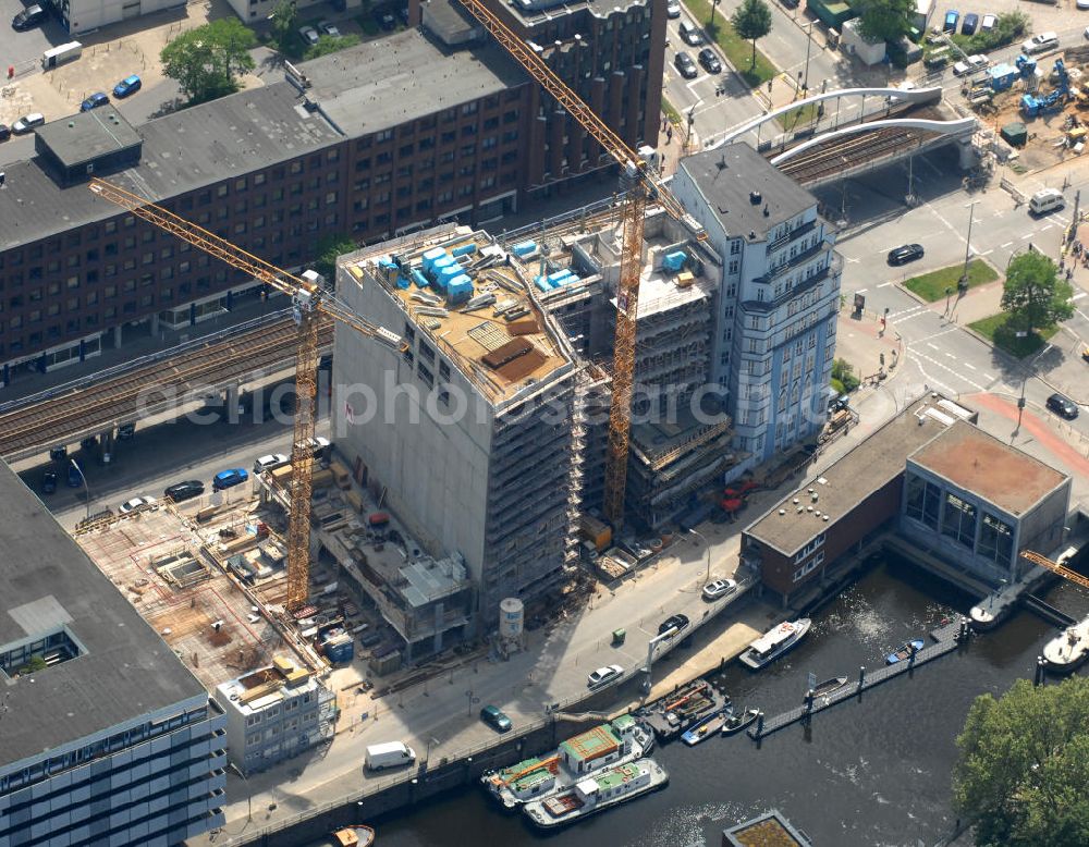 Aerial photograph Hamburg - Blick über die Baustelle neuer Bürogebäude neben dem Stellahaus und dem Alsterschöpfwerk am Rödingsmarkt in Hamburg-Altstadt. View over construction area of new office buildings next to Stellahaus and Alsterschoepfwerk at Roedingsmarkt in the old quarter of Hamburg.