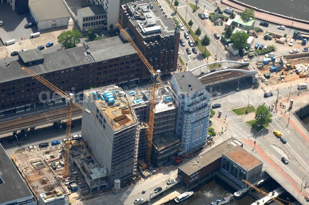 Hamburg from above - Blick über die Baustelle neuer Bürogebäude neben dem Stellahaus und dem Alsterschöpfwerk am Rödingsmarkt in Hamburg-Altstadt. View over construction area of new office buildings next to Stellahaus and Alsterschoepfwerk at Roedingsmarkt in the old quarter of Hamburg.