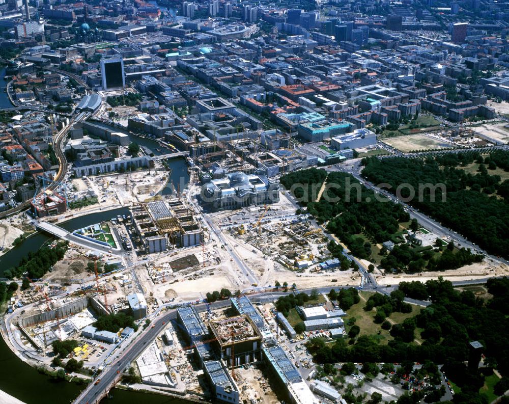 Aerial image Berlin - Baustelle vom Regierungsviertel u.a. mit dem Deutschen Bundestag, bestehend aus Reichstagsgebäude und Paul-Löbe-Haus, Bundeskanzleramt, Kronprinzenbrücke und Moltkebrücke am Spreebogen. Construction site of the government district at the Spree river in Berlin-Mitte.