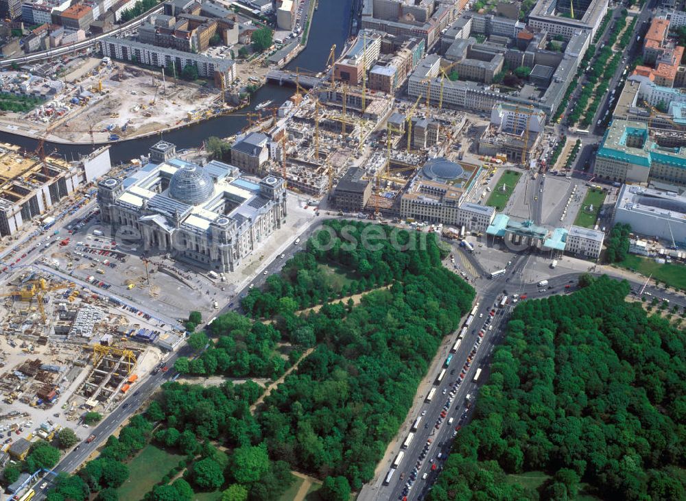 Aerial photograph Berlin - Der Berliner Tiergarten, das Brandenburger Tor und der Pariser Platz neben der Baustelle des Regierungsviertel u.a. mit dem Deutschen Bundestag, bestehend aus Reichstagsgebäude, Jakob-Kaiser-Haus, Paul-Löbe-Haus und Marie-Elisabeth-Lüders-Haus am Reichstagsufer der Spree. Construction site of the government district at the Spree river in Berlin-Mitte.