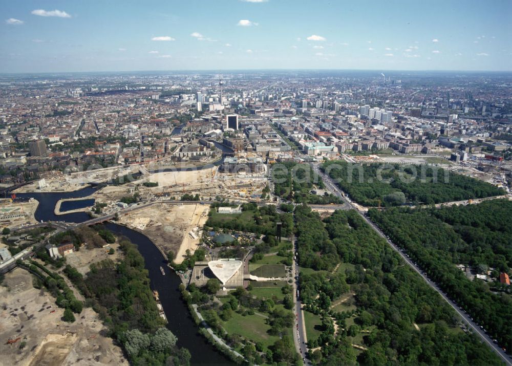 Berlin from the bird's eye view: Stadtansicht auf die Baustelle vom Regierungsviertel Spreebogen in Berlin Tiergarten mit dem Stadtzentrum Ost im Hintergrund. Rechts mit im Bild die Straße des 17. Juni und im Zentrum der Berliner Reichstag im Umbau. Am weiteren Spreeverlauf, Baustellen zur Errichtung des Regierungsviertels.