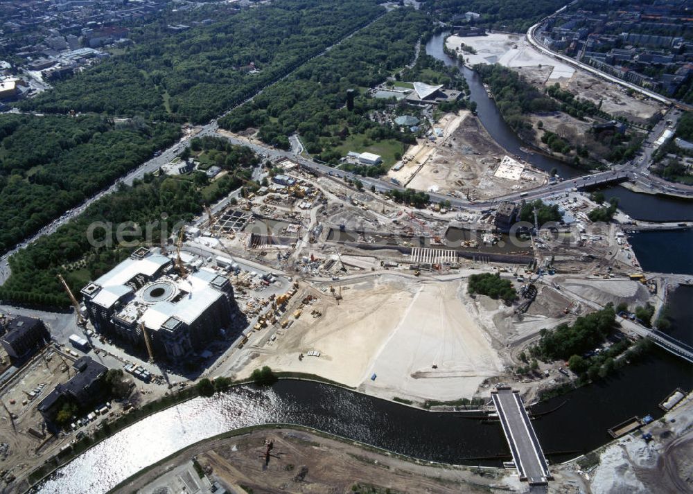 Aerial photograph Berlin - Blick auf die Baustelle vom Regierungsviertel Spreebogen in Berlin Tiergarten. Links im Bild die Umbauten am Berliner Reichstag. Am weiteren Spreeverlauf, Baustellen zur Errichtung des Regierungsviertels.