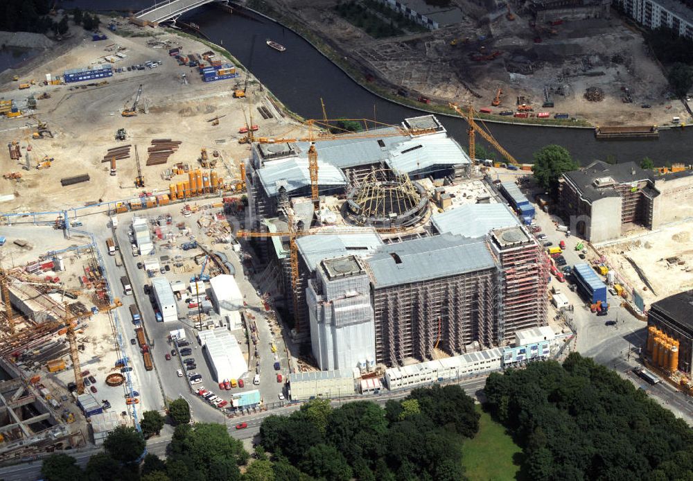 Aerial image Berlin - Baustelle am Reichstagsgebäude, dem Sitz vom Deutschen Bundestag, im Regierungsviertel am Spreebogen in Berlin. Construction site at the Reichstag, the Lower House of German Parliament, in the government district in Berlin.