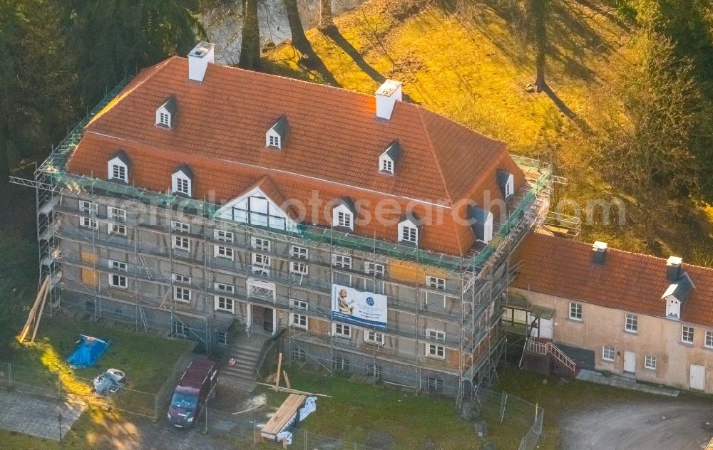 Aerial image Menden (Sauerland) - Construction site with reconstruction works at the Palais des Hoennetal of Deutsche Stiftung Denkmalschutz in the district Lendringsen in Menden (Sauerland) in the state North Rhine-Westphalia