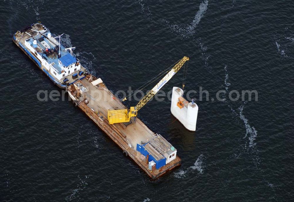 Stralsund from above - Blick auf die Baustelle der Strelasundquerung.So wird die heute als feste Verbindung der Insel Rügen zum vorpommerschen Festland bestehende Querung des Strelasundes auf Höhe der Ortschaften Altefähr auf Rügen und der Hanse- und Weltkulturerbestadt Stralsund genannt. Über die erste feste Strelasundquerung, die „Rügendamm“ genannt wird, führen die Bundesstraße 96, eine eingleisige Eisenbahnstrecke und ein kombinierter Fuß- und Radweg.Stralsund 18.10.2006 Blick auf die Baustelle der Strelasundquerung.So wird die heute als feste Verbindung der Insel Rügen zum vorpommerschen Festland bestehende Querung des Strelasundes auf Höhe der Ortschaften Altefähr auf Rügen und der Hanse- und Weltkulturerbestadt Stralsund genannt. Über die erste feste Strelasundquerung, die „Rügendamm“ genannt wird, führen die Bundesstraße 96, eine eingleisige Eisenbahnstrecke und ein kombinierter Fuß- und Radweg.