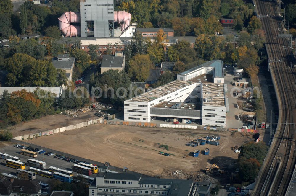 Berlin from above - Blick auf die Baustelle des Great Berlin Wheel. Bis 2011 soll hier ein 175 Meter hohes Aussichtsrad gebaut werden, damit wäre es das höchste Riesenrad Europas. Bauher ist die Great Berlin Wheel GmbH und Co. KG